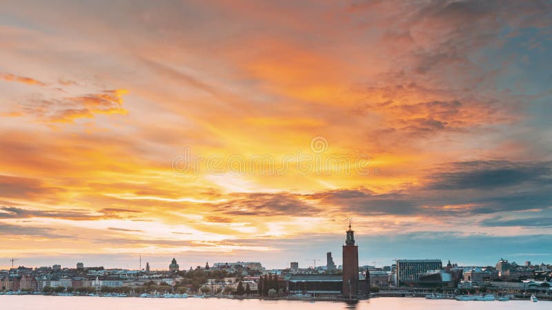 Stockholm Schweden. berühmte Auffassung des Skylinestadtbilds des alten Stadt-gamla stan am Sommerabend. berühmter beliebter Besti