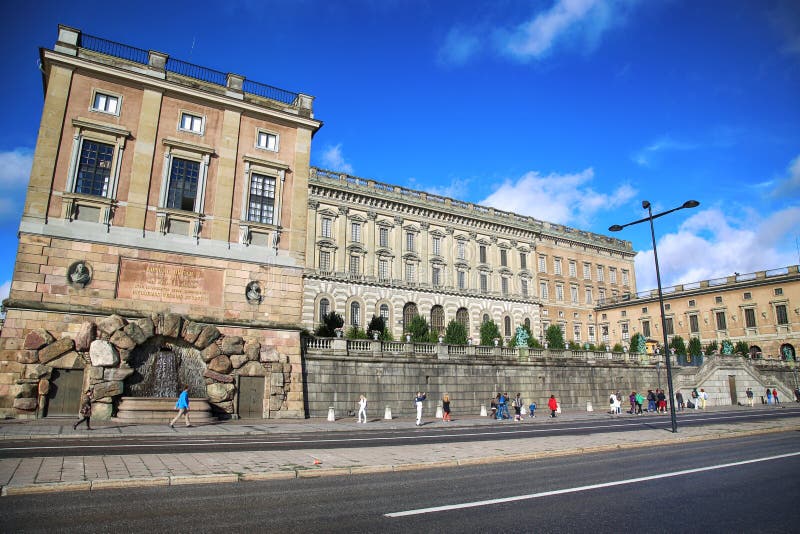 STOCKHOLM, SUÈDE - 19 AOÛT 2016 : Promenade piétonnière près du RO photographie stock STOCKHOLM, SUÈDE - 19 AOÛT 2016 : Promenade piétonnière près du RO photographie stock