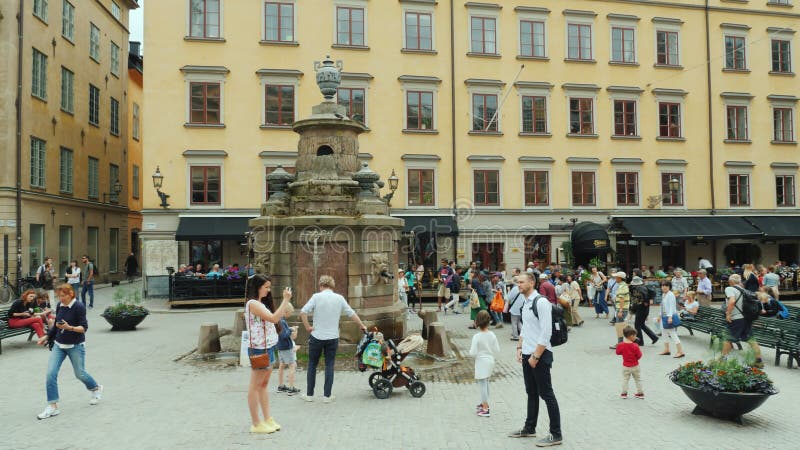 Stockholm, Suède, juillet 2018 : La place de la vieille ville au centre de Gamla Stan Beaucoup de touristes se reposent ici et ad