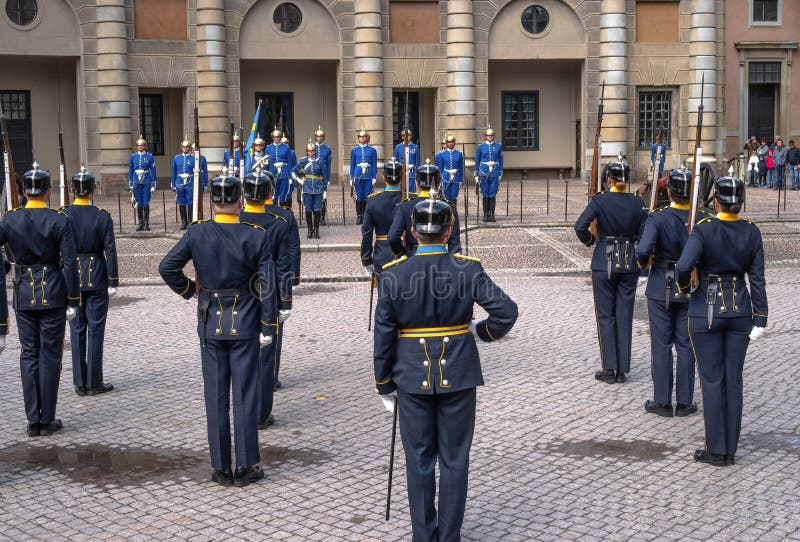 Stockholm, Sverige - 1 maj 2019: Ceremonin från Royal Guards i Stockholms kungspalats fotografering för bildbyråer Stockholm, Sverige - 1 maj 2019: Ceremonin från Royal Guards i Stockholms kungspalats fotografering för bildbyråer