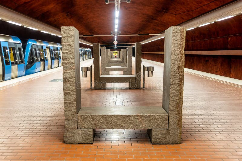 Stockholm Sverige: Stonehenge-inspirerat konstverk på den Skarpnäck tunnelbanastationen T-Bana