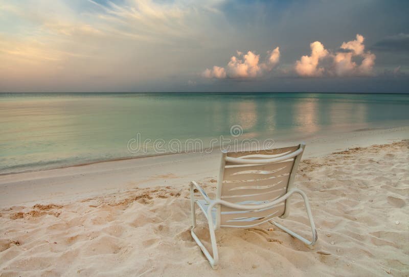 Stoel op het Strand van de Adelaar in Aruba royalty-vrije stock foto Stoel op het Strand van de Adelaar in Aruba royalty-vrije stock foto