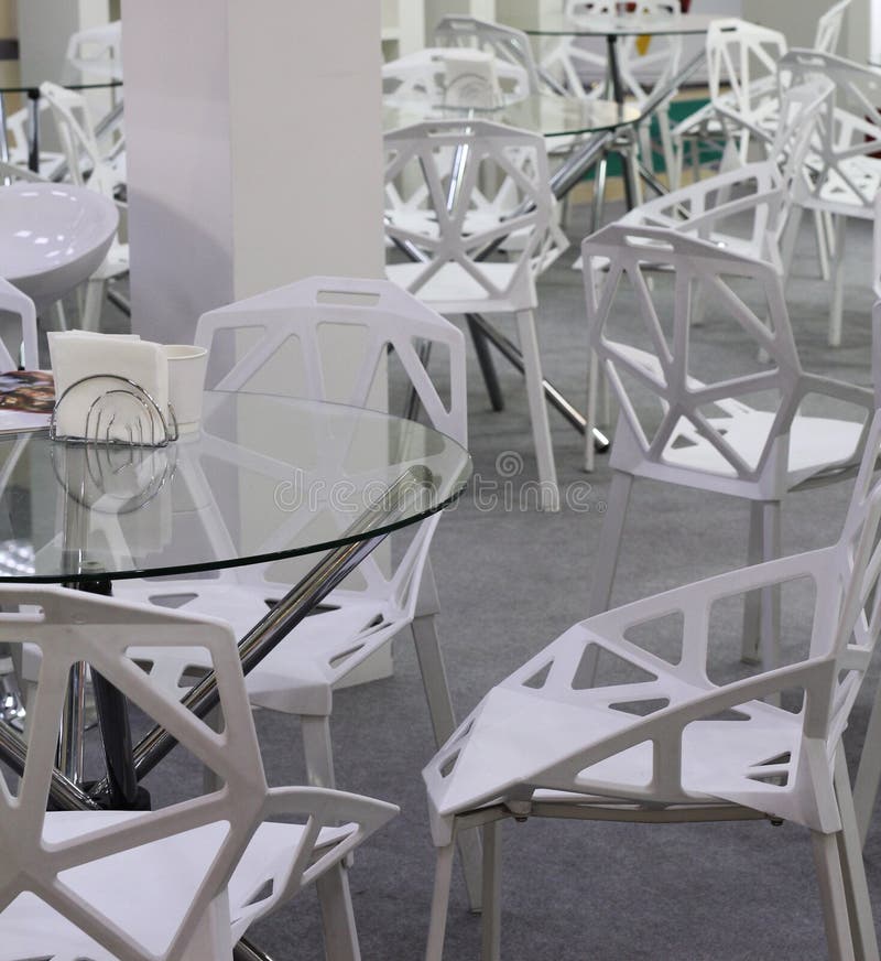 Stoelen en lijsten voor vergaderzalen of comfortabele koffie stock foto Stoelen en lijsten voor vergaderzalen of comfortabele koffie stock foto