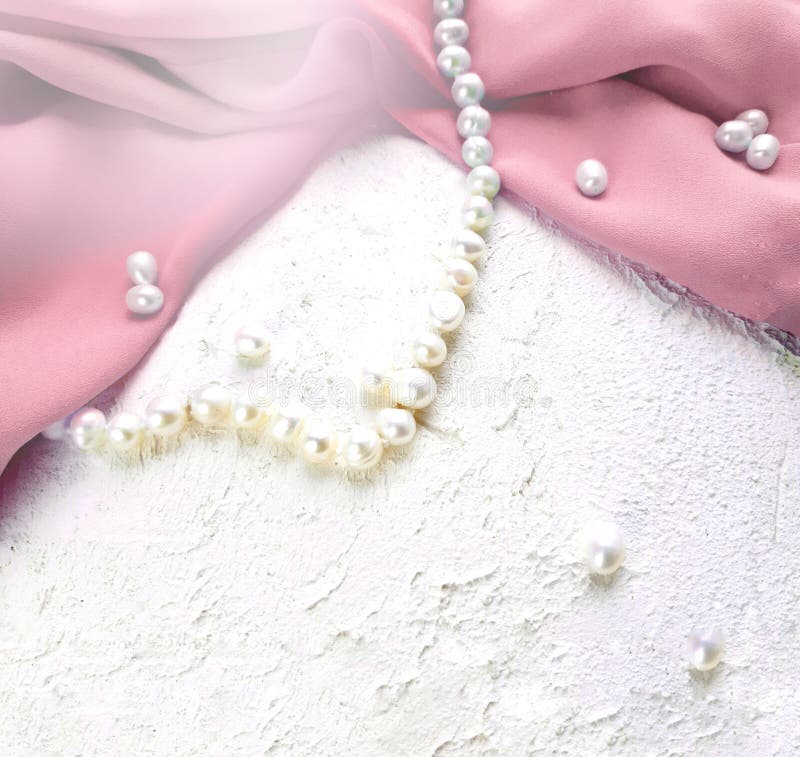 Stof van de Drapped de roze zijde met parelparels op witte achtergrond royalty-vrije stock foto's Stof van de Drapped de roze zijde met parelparels op witte achtergrond royalty-vrije stock foto's