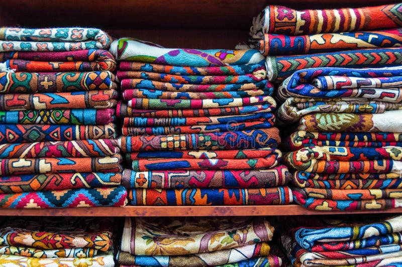 De controle krijgen Gaan wandelen Wolk Kleurrijke Stoffen Op Verkoop in Een Winkel Muttrah Souk, in Muttrah,  Muscateldruif, Oman, Midden-Oosten Stock Foto - Image of kleding, stoffen:  52680678