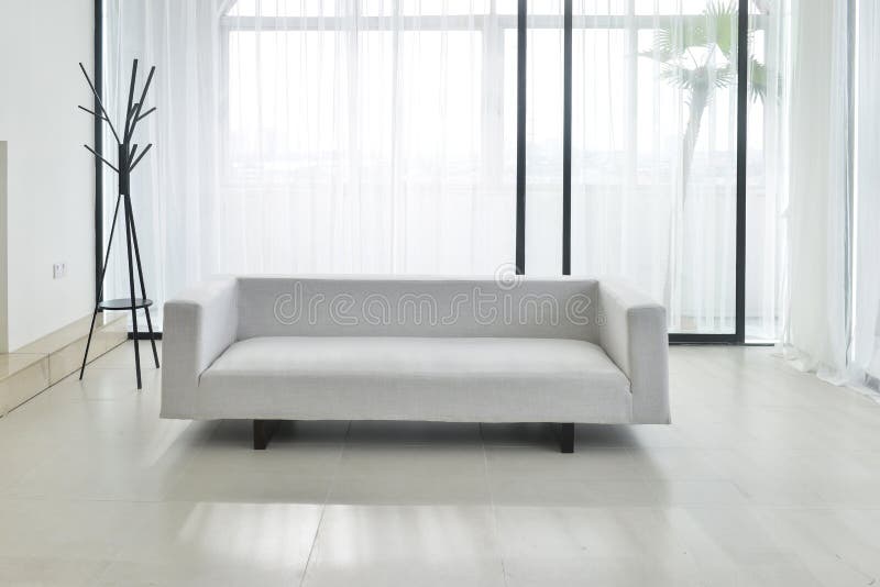 Stoffsofa im Wohnzimmer stockbild