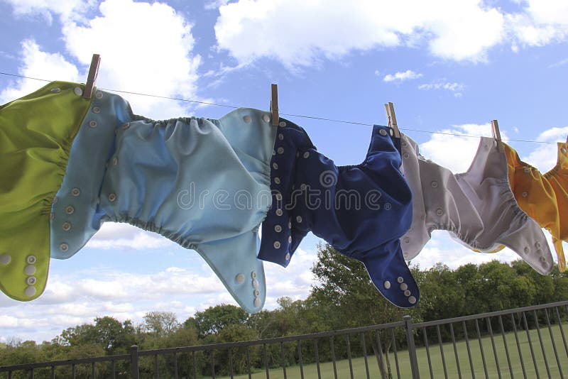 Stoffwindeln, die an der Wäscheleine hängen lizenzfreies stockfoto