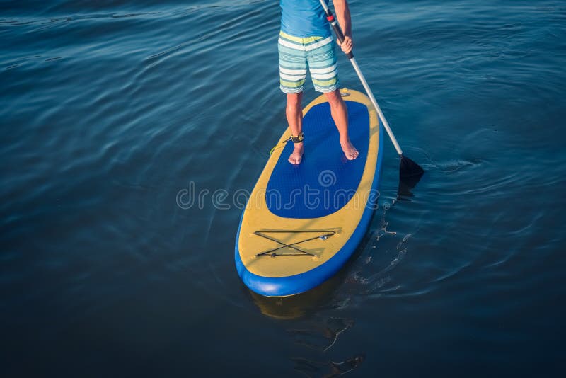 Stoi up paddle deski mężczyzna paddleboarding obraz royalty free Stoi up paddle deski mężczyzna paddleboarding obraz royalty free