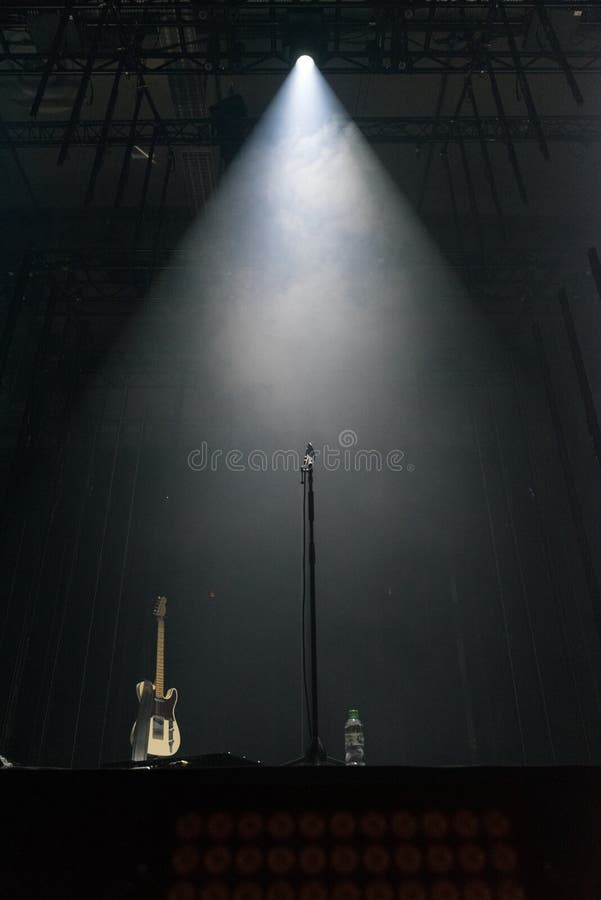 Stojak na gitarze i mikrofonie na scenie w centrum uwagi fotografia stock
