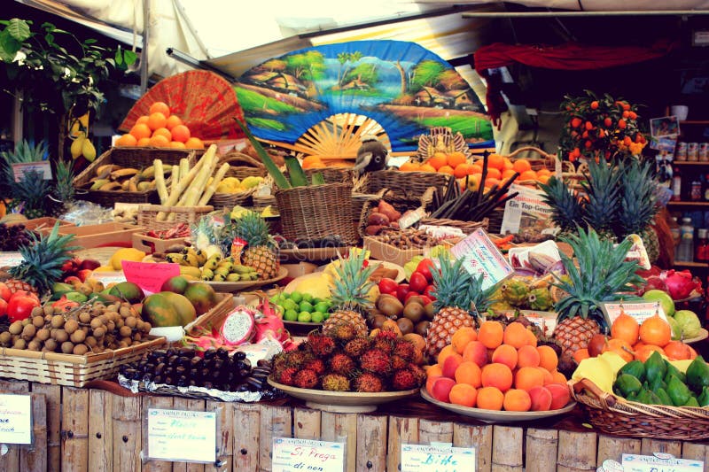 Stojak z owoc na Viktualienmarkt Monachium, Niemcy - 20 06 2015 fotografia stock Stojak z owoc na Viktualienmarkt Monachium, Niemcy - 20 06 2015 fotografia stock