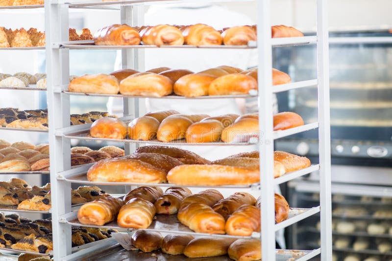 Stojaki z skończonymi i surowymi ciasto produktami zdjęcia stock Stojaki z skończonymi i surowymi ciasto produktami zdjęcia stock
