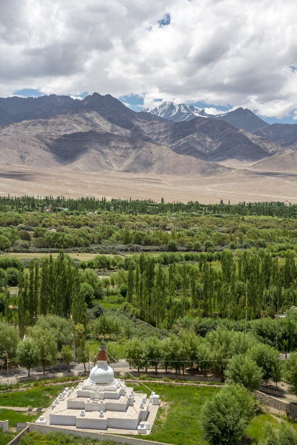 Stok Kangri και εύφορη κοιλάδα Indus από το μοναστήρι Shey, Leh στοκ εικόνα Stok Kangri και εύφορη κοιλάδα Indus από το μοναστήρι Shey, Leh στοκ εικόνα