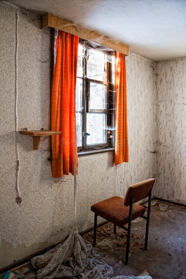 Stol framme av fönstret royaltyfri foto Stol framme av fönstret royaltyfri foto