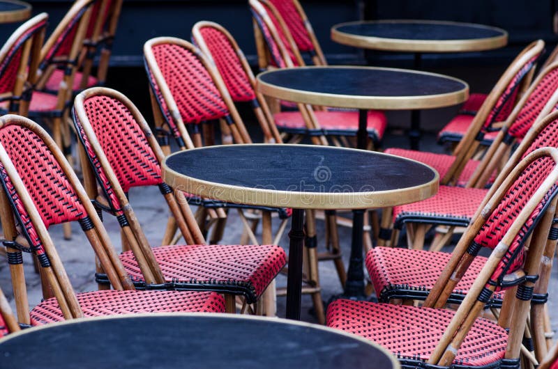 Stolar och tabeller på ett kafé i Paris royaltyfri fotografi Stolar och tabeller på ett kafé i Paris royaltyfri fotografi