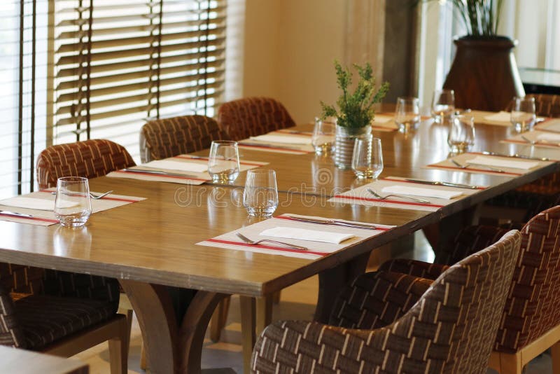 Stolik restauracyjny typu casual restauracja z ciemnobrązowym kolorem