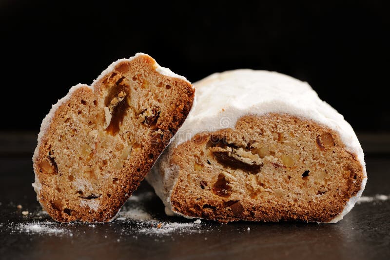 Stollen Mit Rosinen Auf Schwarzem Hintergrund Stockfoto - Bild von brot ...