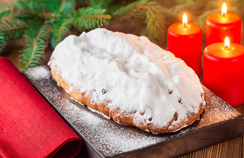 Stollen - Traditionelles Deutsches Weihnachtsbrot Stockfoto - Bild von ...