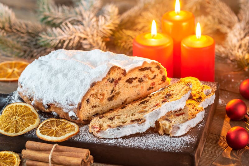 Stollen - Traditionelles Deutsches Weihnachtsbrot Stockfoto - Bild von ...