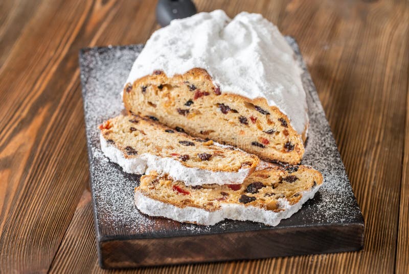 Stollen - Traditionelles Deutsches Weihnachtsbrot Stockfoto - Bild von ...