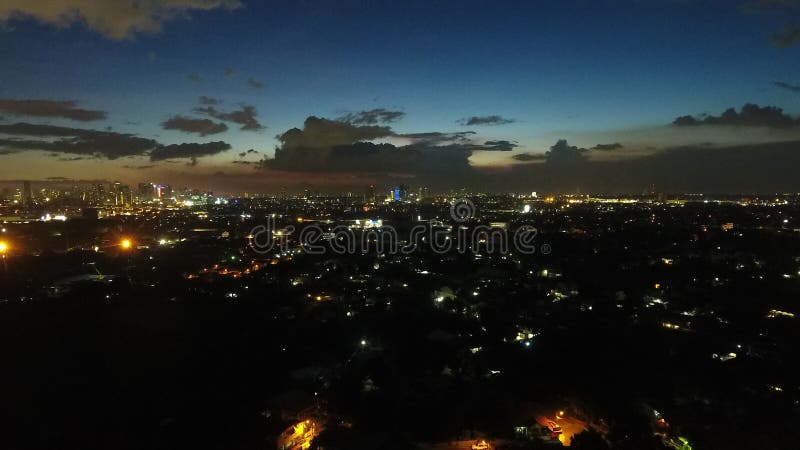 Stolpesolnedgång i den Pasig staden royaltyfri foto Stolpesolnedgång i den Pasig staden royaltyfri foto