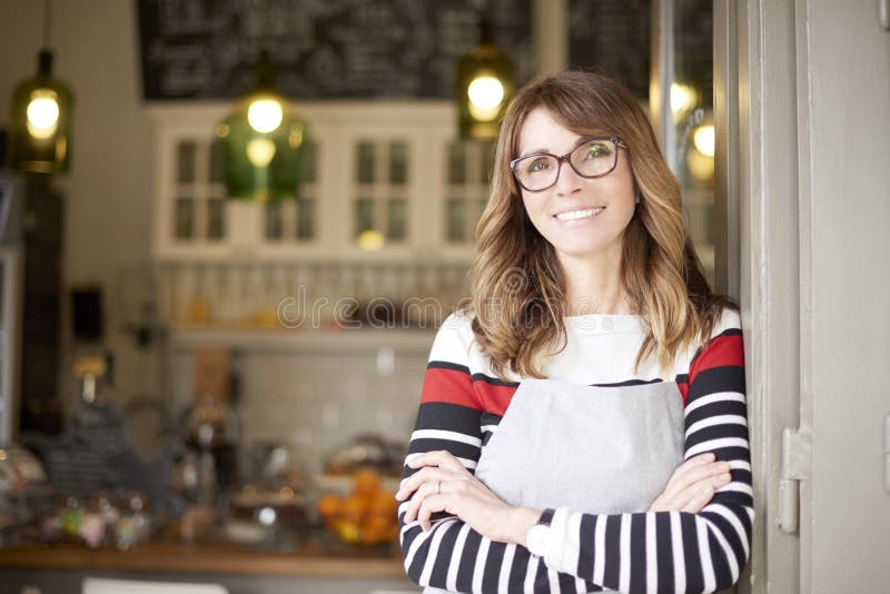 Stolzer Caféladenbesitzer lizenzfreie stockfotos Stolzer Caféladenbesitzer lizenzfreie stockfotos