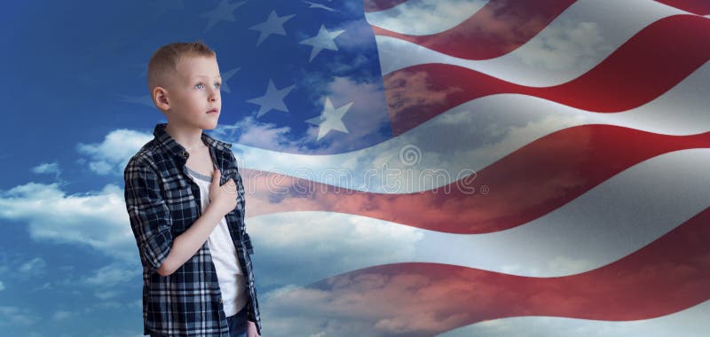 Stolzes patriotisches Kind betrachtet amerikanische Flagge stockfotos Stolzes patriotisches Kind betrachtet amerikanische Flagge stockfotos