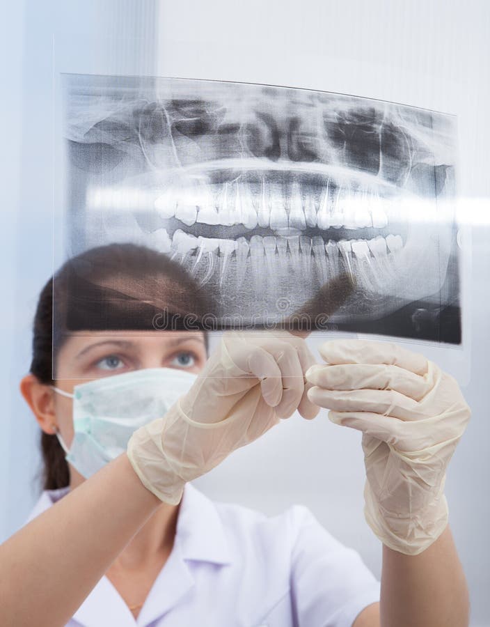 Stomatologist que señala en la radiografía del mandíbula