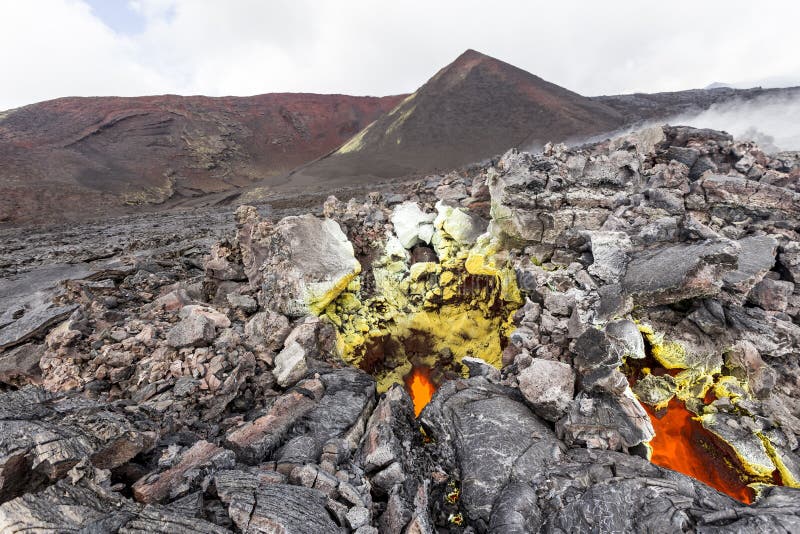 Stomend, zwavelachtige, actieve fumarolen dichtbij Volcano Tolbachik, het Schiereiland van Kamchatka, Rusland stock afbeeldingen Stomend, zwavelachtige, actieve fumarolen dichtbij Volcano Tolbachik, het Schiereiland van Kamchatka, Rusland stock afbeeldingen