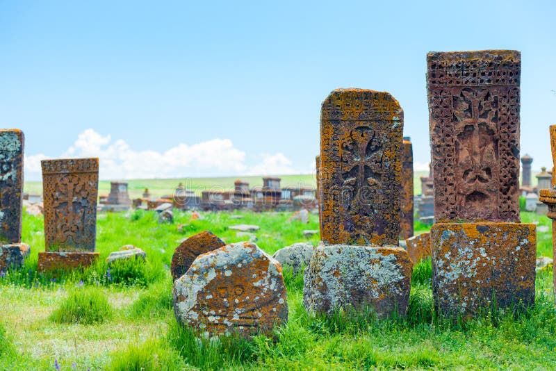 Stone carved old stones Traditional khachkars, Noratus cemetery arkivbild Stone carved old stones Traditional khachkars, Noratus cemetery arkivbild