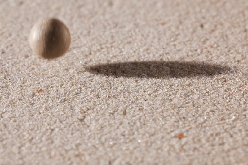 Stone fell. Шарик белый песок. Шарик роняют в песок. Песок уронил.