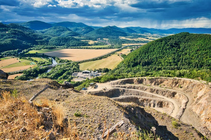 Kameňolom pod Sokolím vrchom v Štiavnických vrchoch v Štiavnických vrchoch