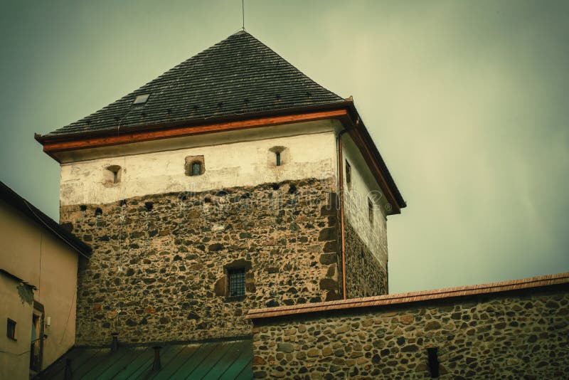 Kamenná zeď a věž. Součástí středověkého opevnění.