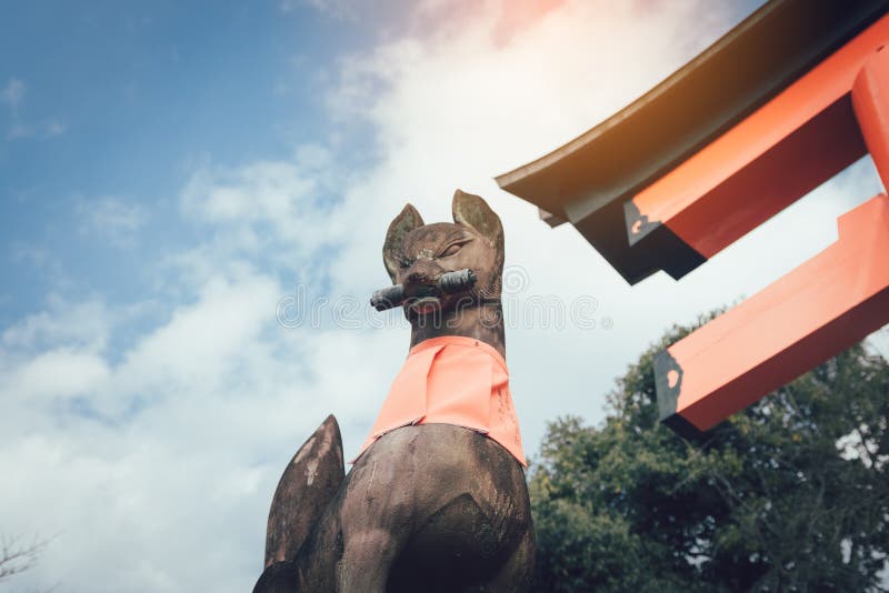Stone της αλεπούς φυλάκων Fushimi Inari Taisha στο Κιότο, Ιαπωνία στοκ φωτογραφία με δικαίωμα ελεύθερης χρήσης Stone της αλεπούς φυλάκων Fushimi Inari Taisha στο Κιότο, Ιαπωνία στοκ φωτογραφία με δικαίωμα ελεύθερης χρήσης