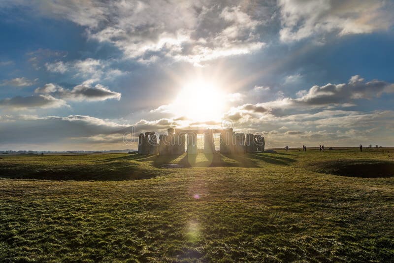 Stonehenge gegen die Sonne, Wiltshire, England stockbilder Stonehenge gegen die Sonne, Wiltshire, England stockbilder