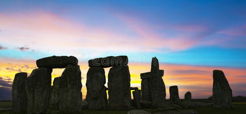 Obraz Stonehenge v U K proti barevné nebe.