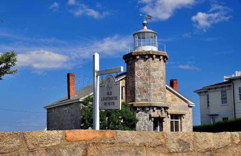 Stonington, CT : Vieux musée en pierre du phare 1840 images libres de droits Stonington, CT : Vieux musée en pierre du phare 1840 images libres de droits