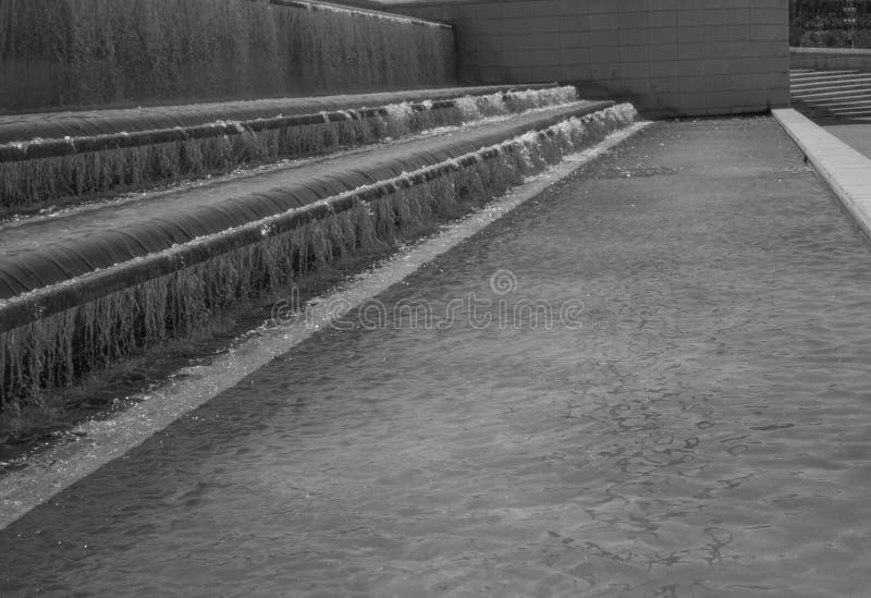 Stoniowy przepływ wodna czarny i biały fotografia zdjęcie royalty free Stoniowy przepływ wodna czarny i biały fotografia zdjęcie royalty free