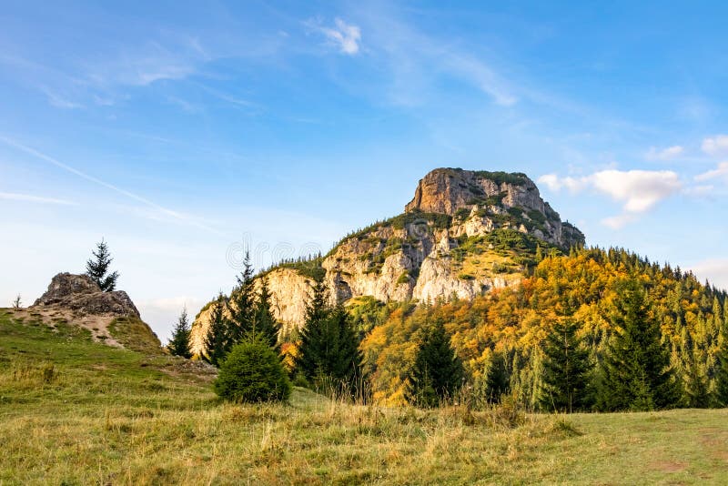Kamenistý vrch Malý Rozsutec v jesennej krajine