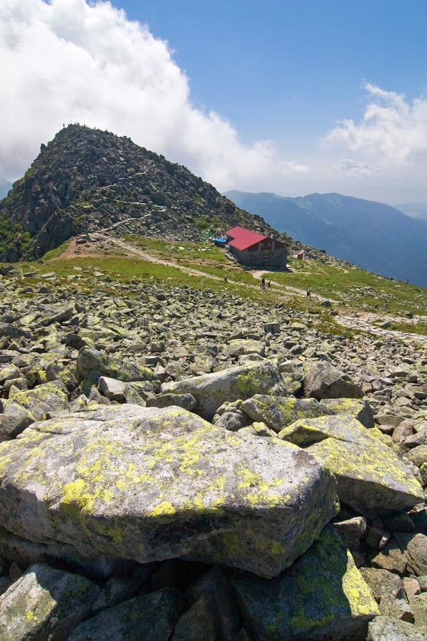 Kamenistý horský hrebeň a chata