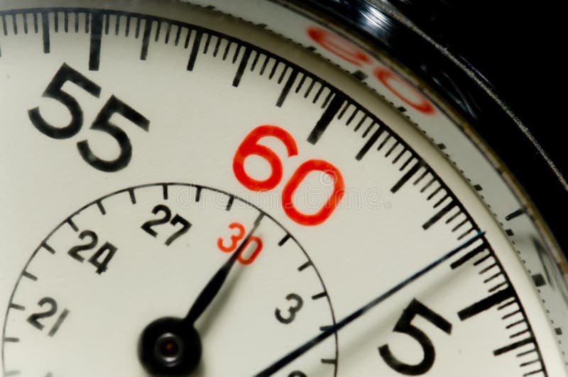 Close-up di 60 secondi di stop watch - cristallo dell'orologio è graffiato in modo che i numeri appaiono morbidi, ma l'immagine è a fuoco.