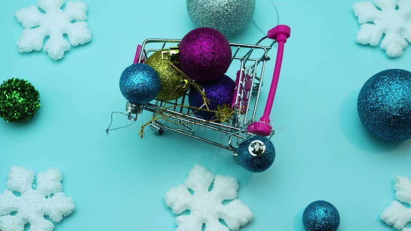 Stoppa animering av nya leksaker för julgranen i en korg från en stormarknad. leksaker i vagnen
