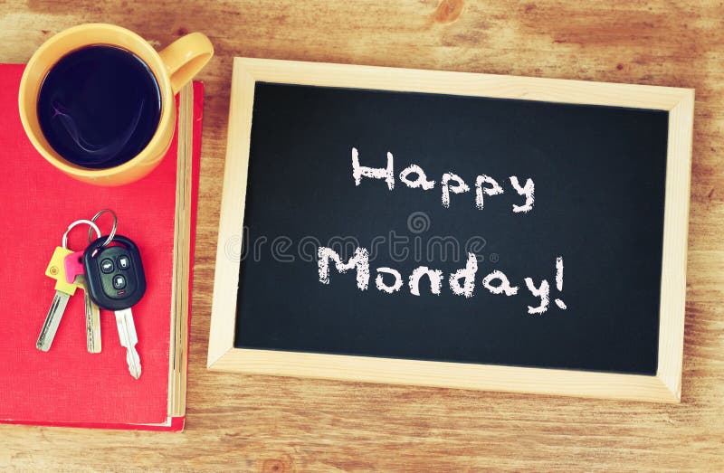 Stoppen Sie, Kaffeetasse und Tafel mit der Phrase glücklicher Montag ab! stockbild Stoppen Sie, Kaffeetasse und Tafel mit der Phrase glücklicher Montag ab! stockbild
