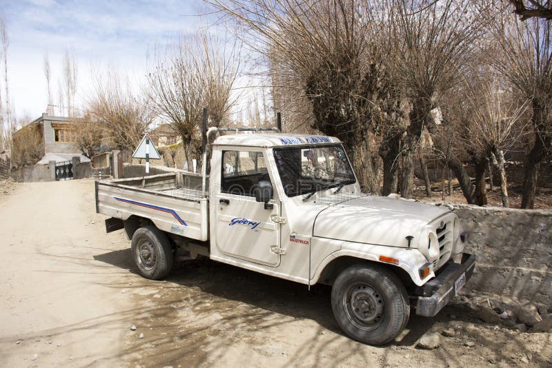 Stoppen Sie Kleinlastwagen-LKW auf kleiner Straße in der Gasse in Ladakh-Dorf am Himalajatal in Jammu und Kashmir, Indien stockfotografie Stoppen Sie Kleinlastwagen-LKW auf kleiner Straße in der Gasse in Ladakh-Dorf am Himalajatal in Jammu und Kashmir, Indien stockfotografie