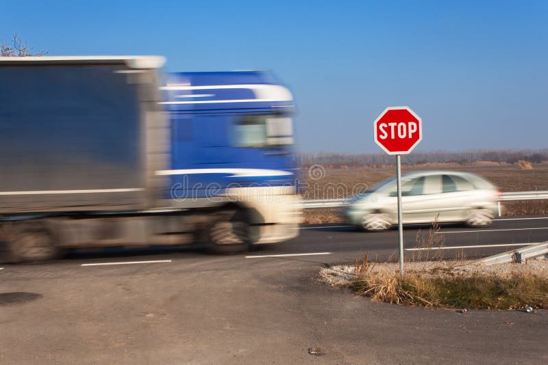 Stoppen Sie Zeichen an den Kreuzungen Landwirtschaftliche Straße Nehmen Sie auf die Hauptstraße heraus Hauptstraße Gefährliche St stockfotografie Stoppen Sie Zeichen an den Kreuzungen Landwirtschaftliche Straße Nehmen Sie auf die Hauptstraße heraus Hauptstraße Gefährliche St stockfotografie