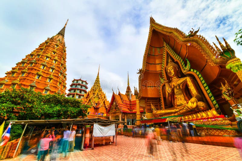 Stor Buddhastaty på Tiger Cave Temple, Thailand arkivfoton Stor Buddhastaty på Tiger Cave Temple, Thailand arkivfoton