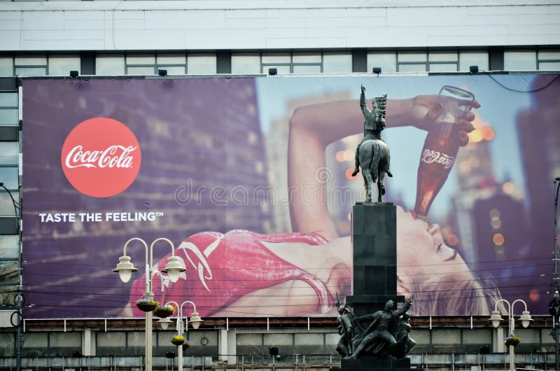 Stor coca - colaannonsering i mitt av staden fotografering för bildbyråer