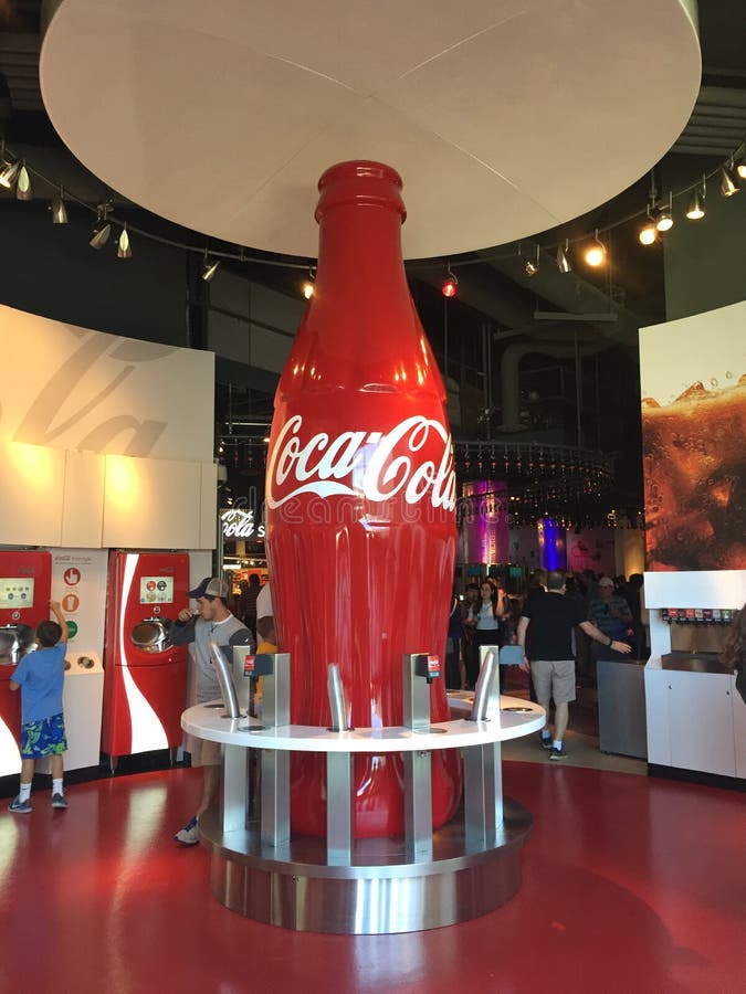 Stor coca - colaflaskskärm fotografering för bildbyråer