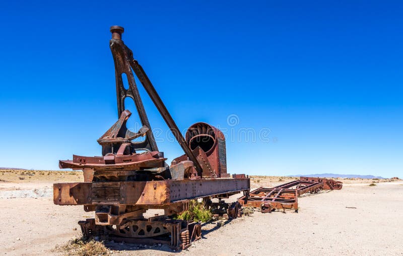 Stor drevkyrkogård eller kyrkogård för ångalokomotiv på Uyuni, Bolivia royaltyfria foton Stor drevkyrkogård eller kyrkogård för ångalokomotiv på Uyuni, Bolivia royaltyfria foton