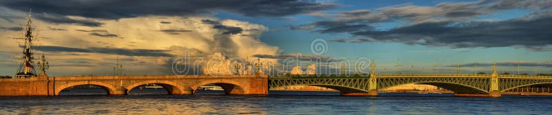 Stor-format panorama av Treenighetbron i St Petersburg royaltyfria foton Stor-format panorama av Treenighetbron i St Petersburg royaltyfria foton
