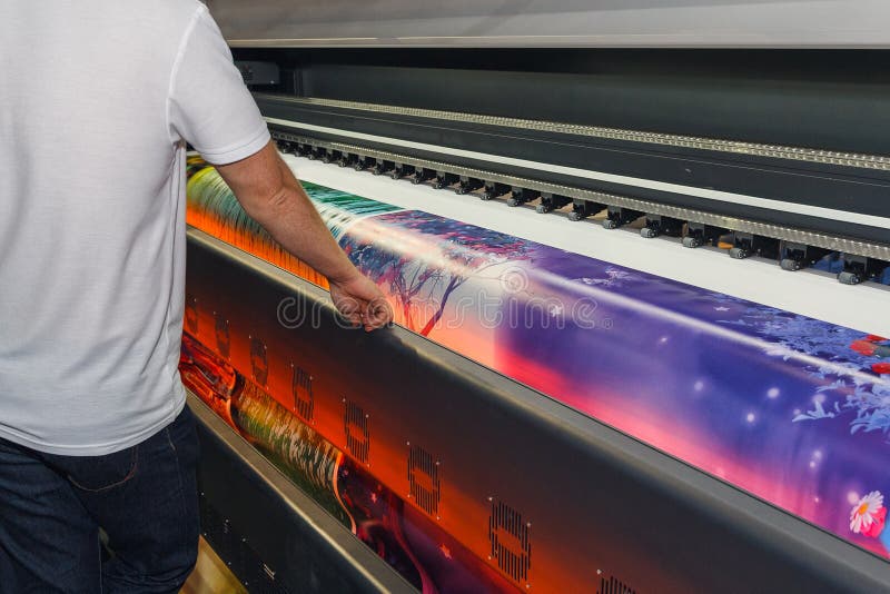 Stor-format printingmaskin i printinghuset royaltyfria bilder Stor-format printingmaskin i printinghuset royaltyfria bilder
